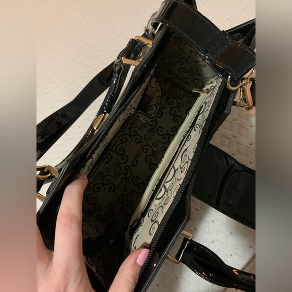 Black and White Graphic Shoulder Bag - Picture 3 of 7